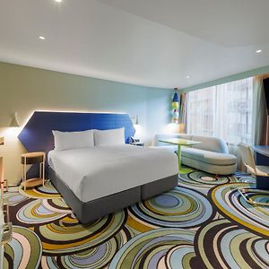 Zimmer mit Kingsize-Bett